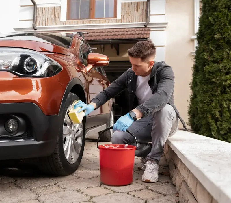 Lavage auto à domicile Houplin-Ancoisne : professionnel intervenant sur un véhicule